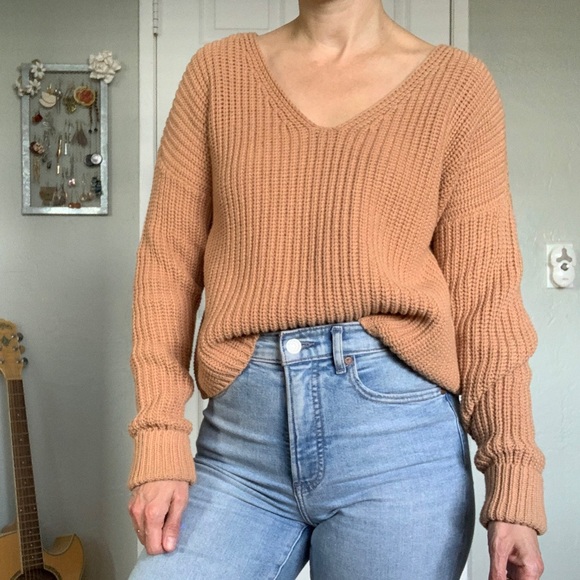 3 for $20 Bar III cropped chunky v neck sweater, size small, tan - Picture 1 of 6